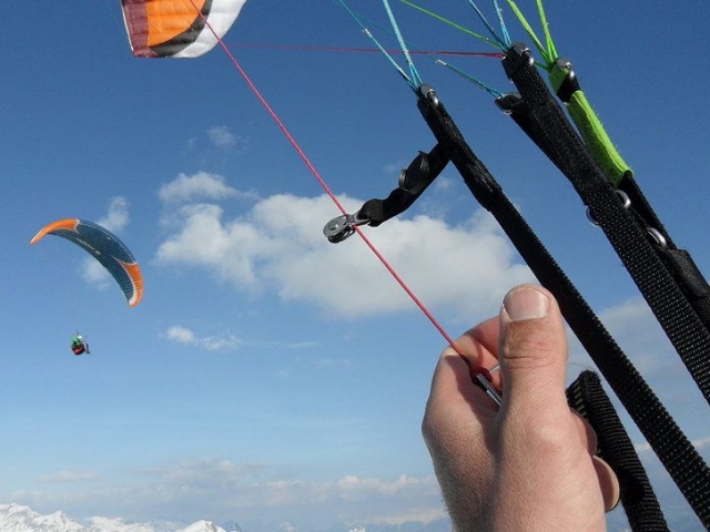  Gleitschirmfliegen mit Freunden 